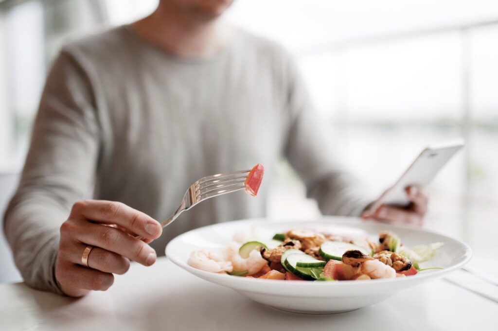 Personne souffrant de cholestérol adapte son repas