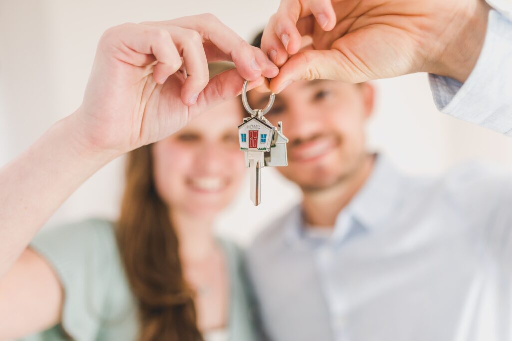 Un couple, une femme et un homme qui regardent des clefs. ils sont souriants