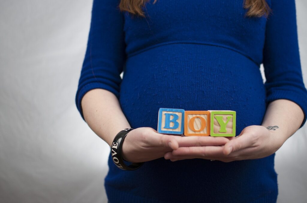 Femme enceinte qui attend un garçon